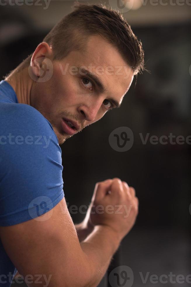 séance d'entraînement d'homme avec le marteau et le pneu de tracteur photo