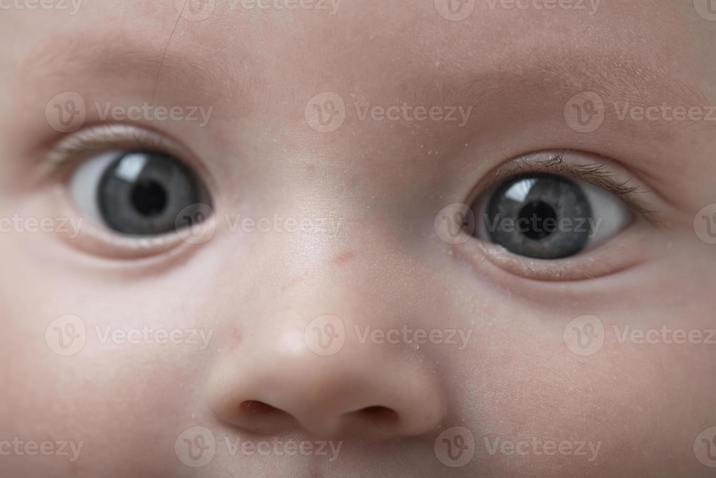 mignon petit bébé jouant avec les mains et souriant photo