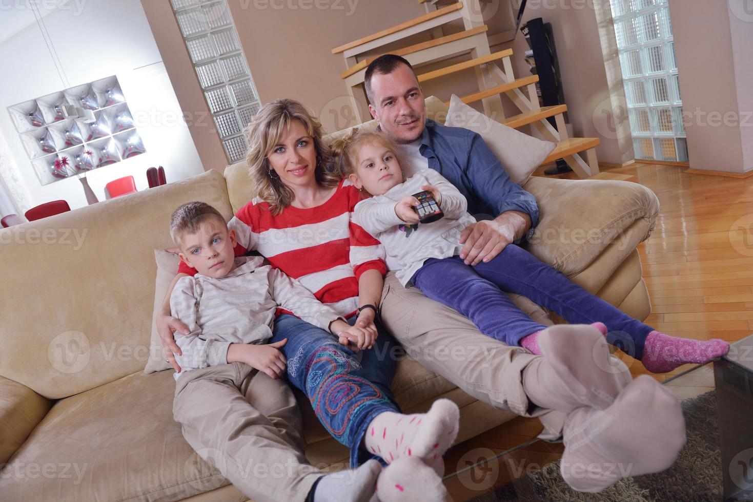 heureuse jeune famille à la maison photo