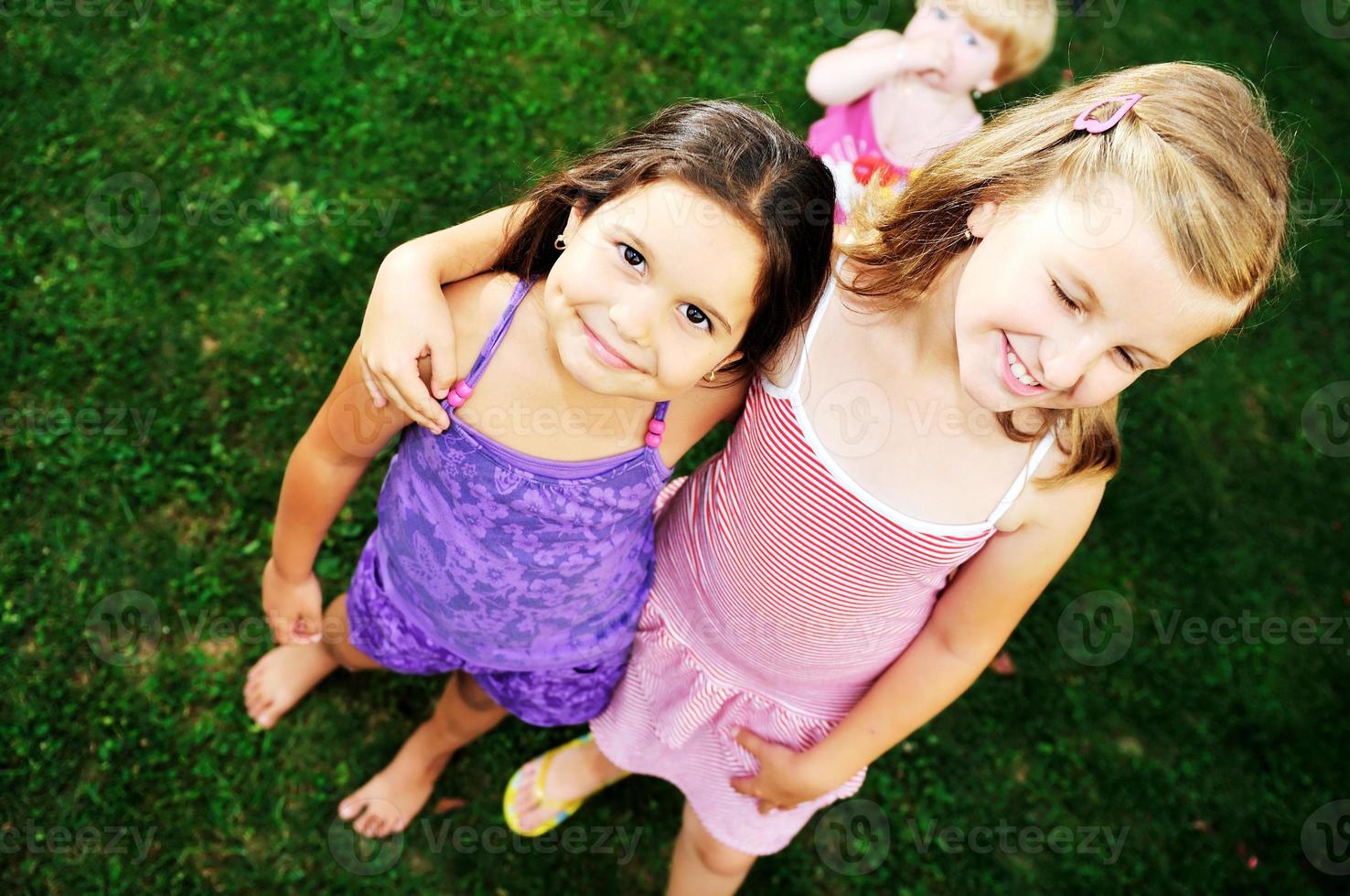 deux filles heureuses s'amusent en plein air photo