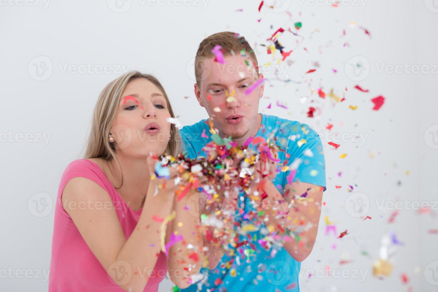 jeune couple romantique célébrant la fête avec des confettis photo