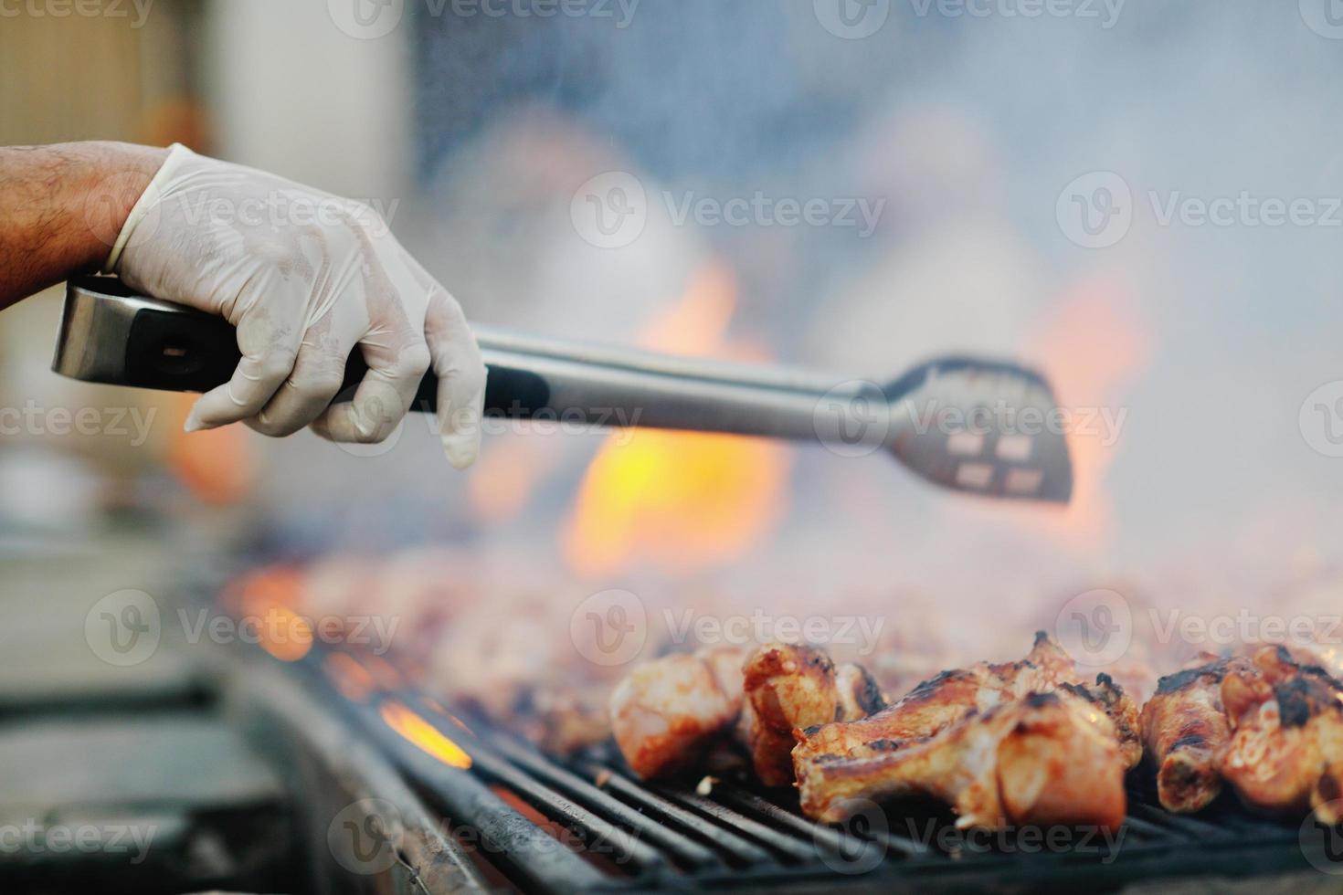 barbecue avec grillades de poulet photo