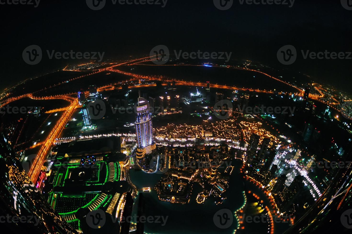 panorama du centre-ville de dubaï la nuit photo