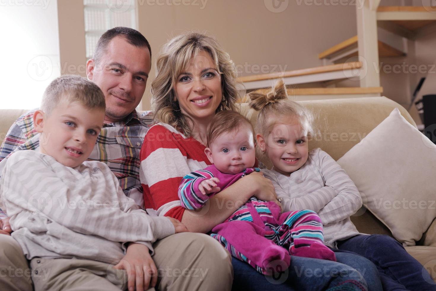 heureuse jeune famille à la maison photo