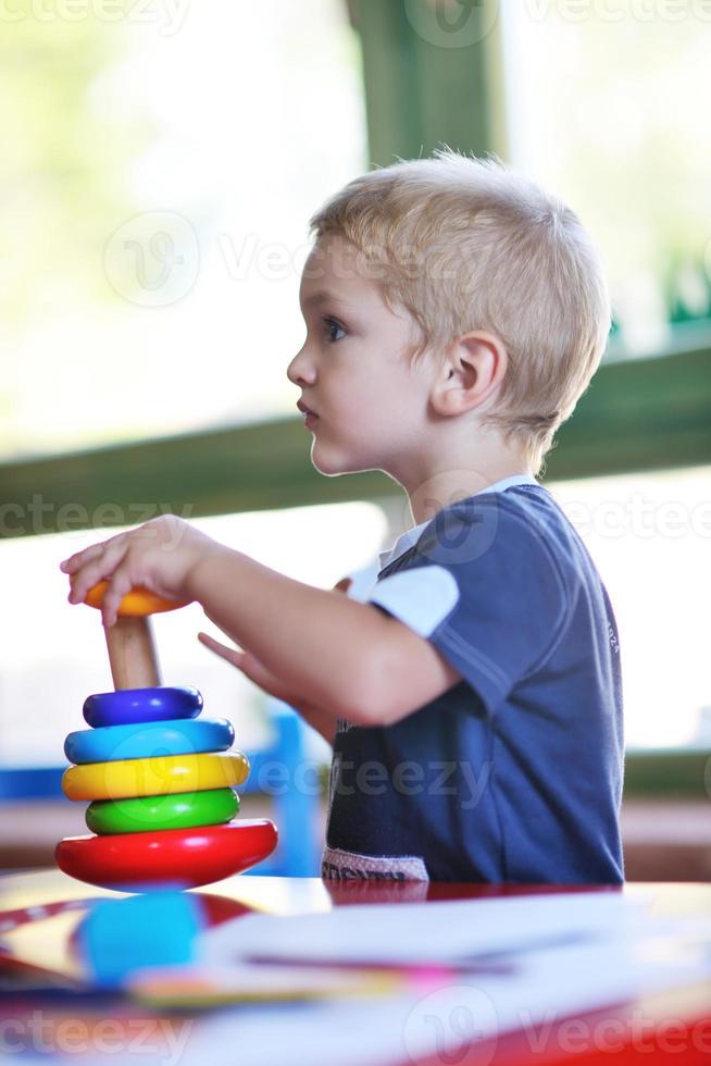 mignon petit enfant jouer et s'amuser photo