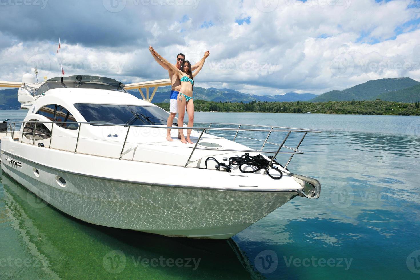 jeune couple sur yacht photo