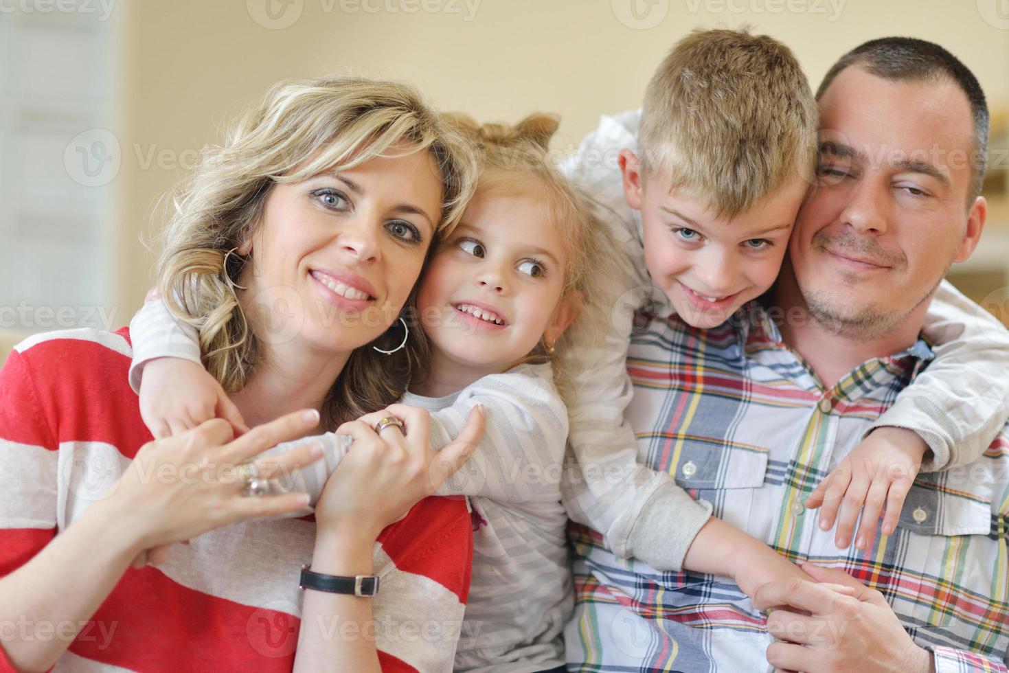 heureuse jeune famille à la maison photo