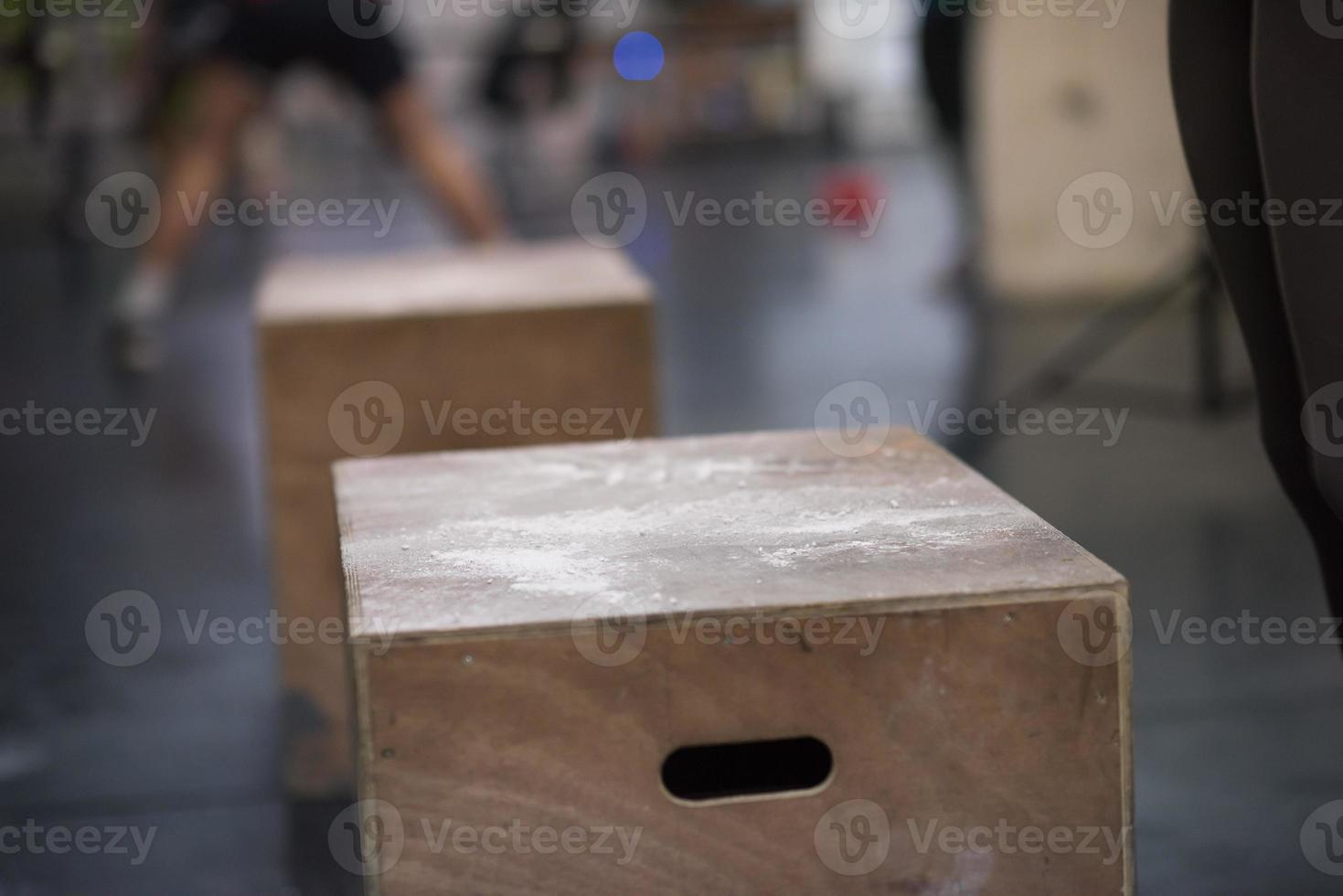 femme noire effectue des sauts de boîte au gymnase photo