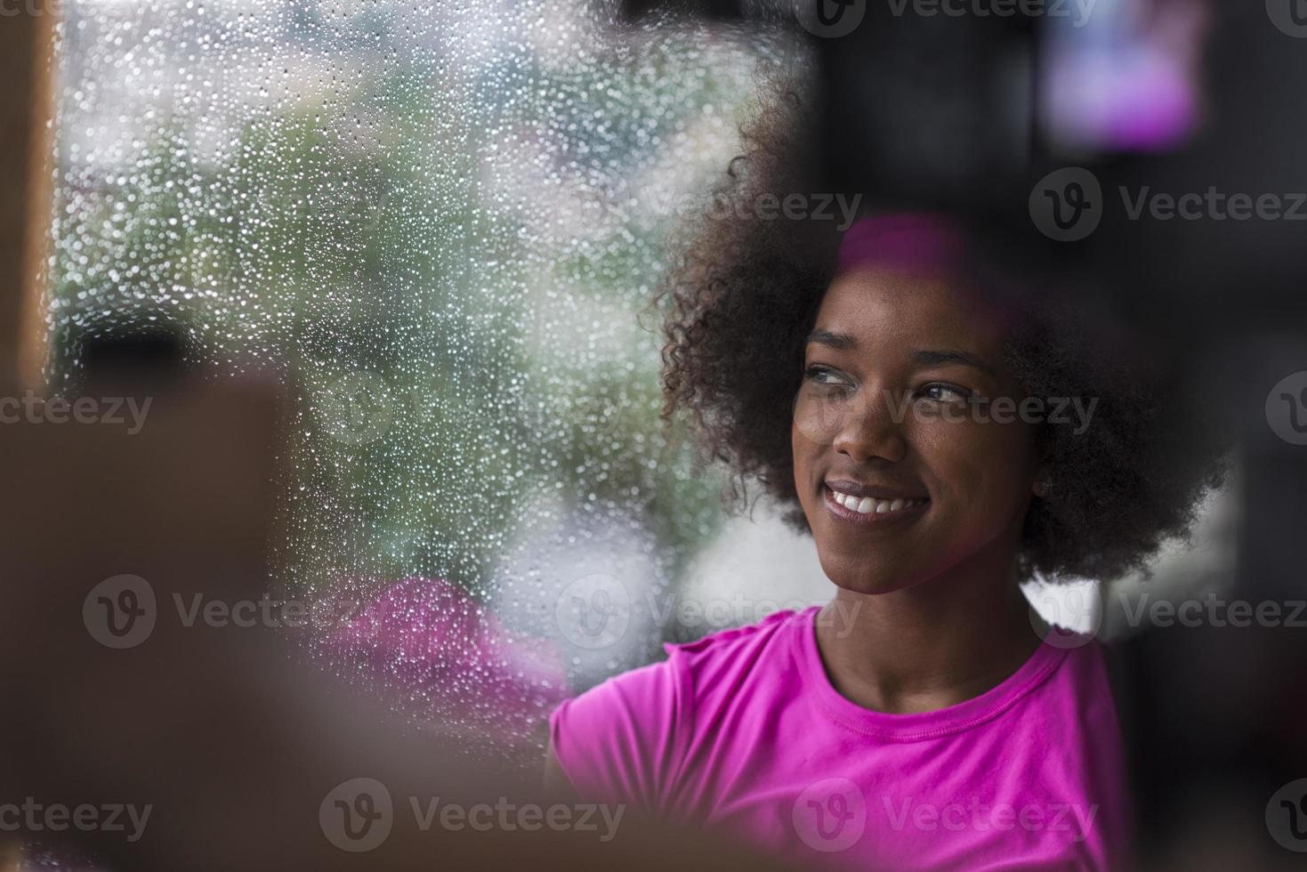 femme afro-américaine à l'aide d'une tablette photo