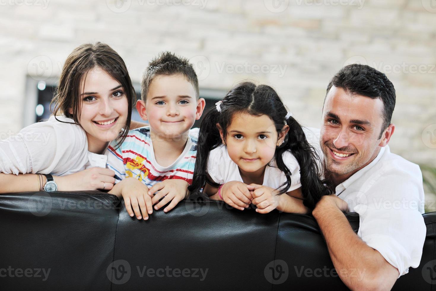 jeune famille à la maison photo