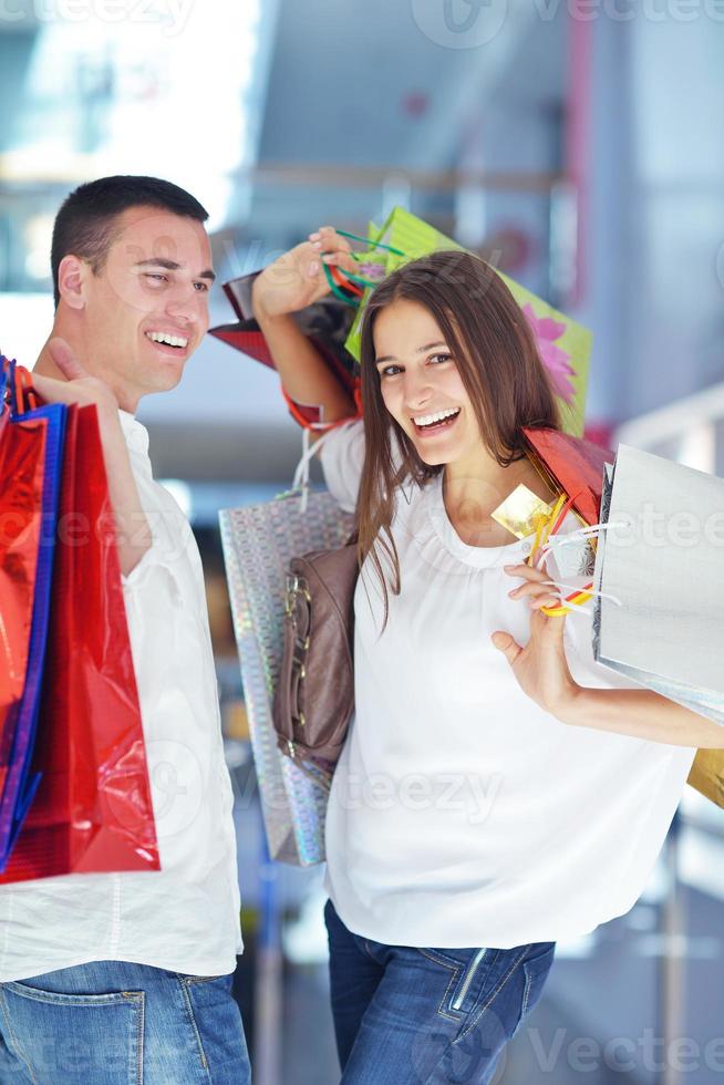 heureux jeune couple faisant du shopping photo