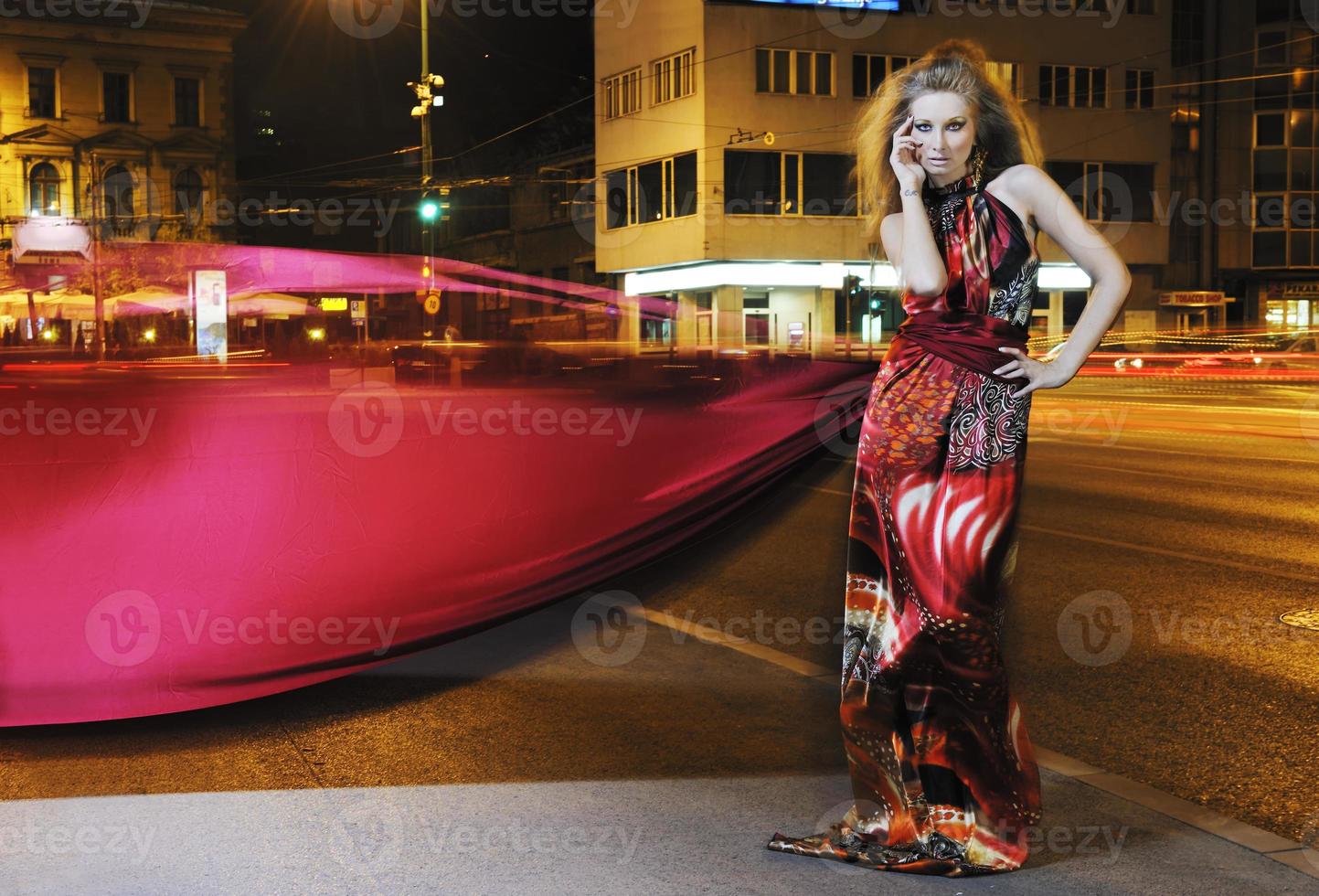 femme élégante dans la rue de la ville la nuit photo