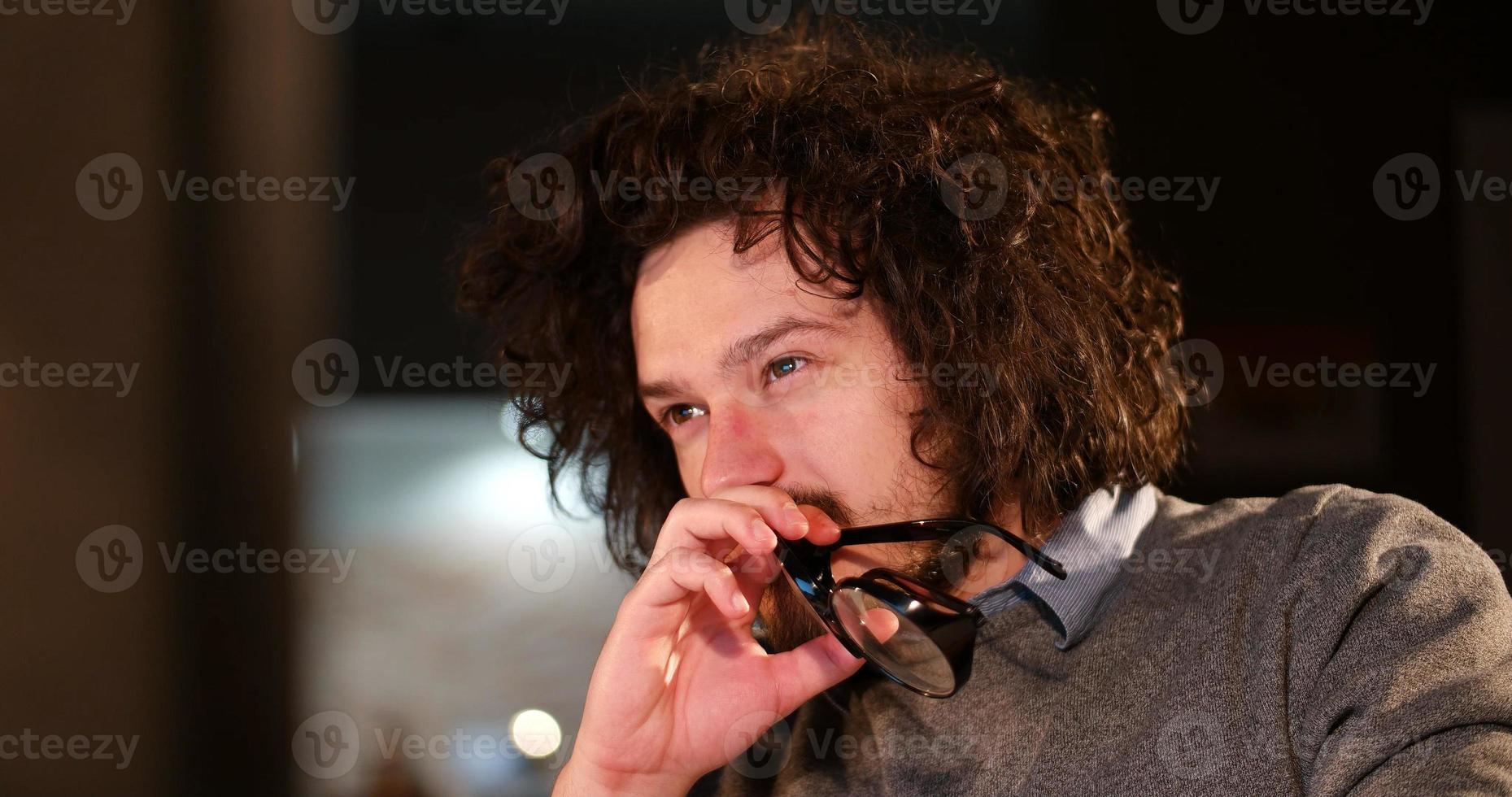 homme travaillant sur ordinateur dans un bureau sombre photo