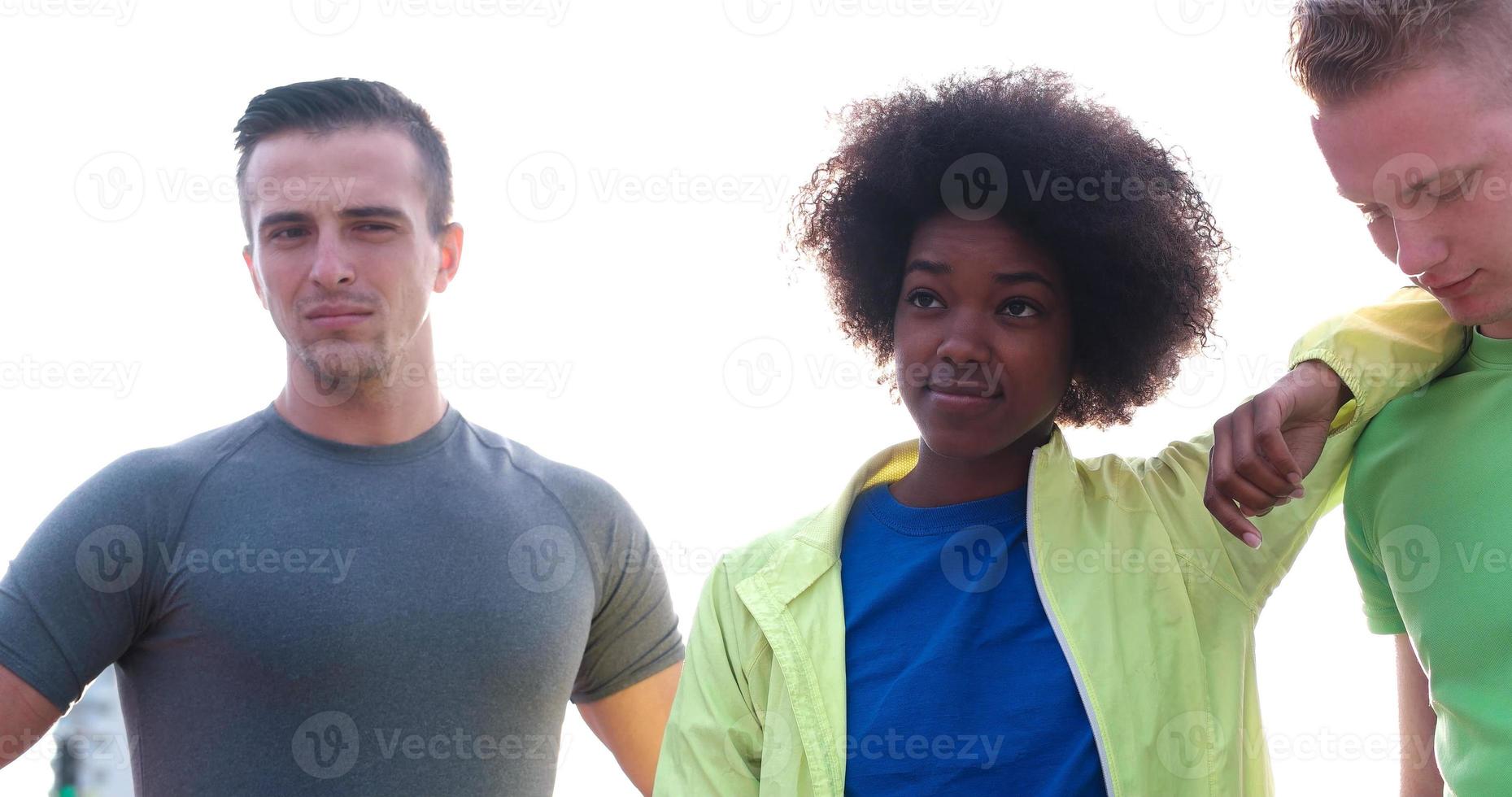 portrait d'un groupe multiethnique de jeunes sur le jogging photo