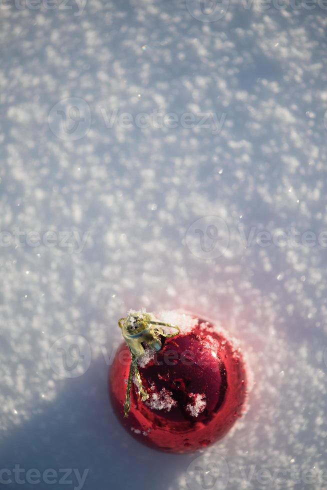 boule de noel dans la neige photo