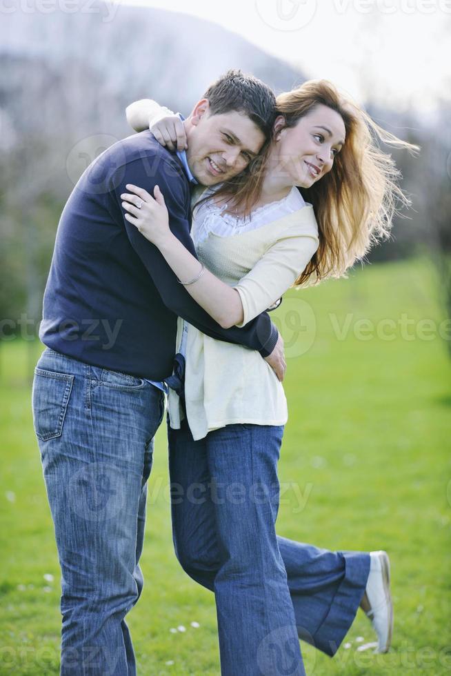 couple heureux en plein air photo