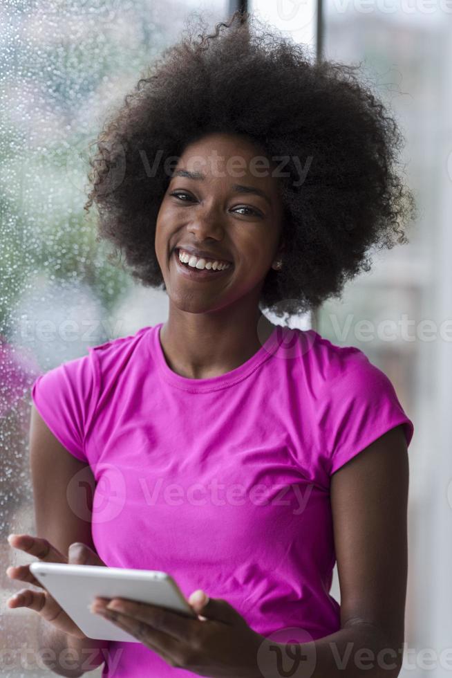 femme afro-américaine à l'aide d'une tablette photo