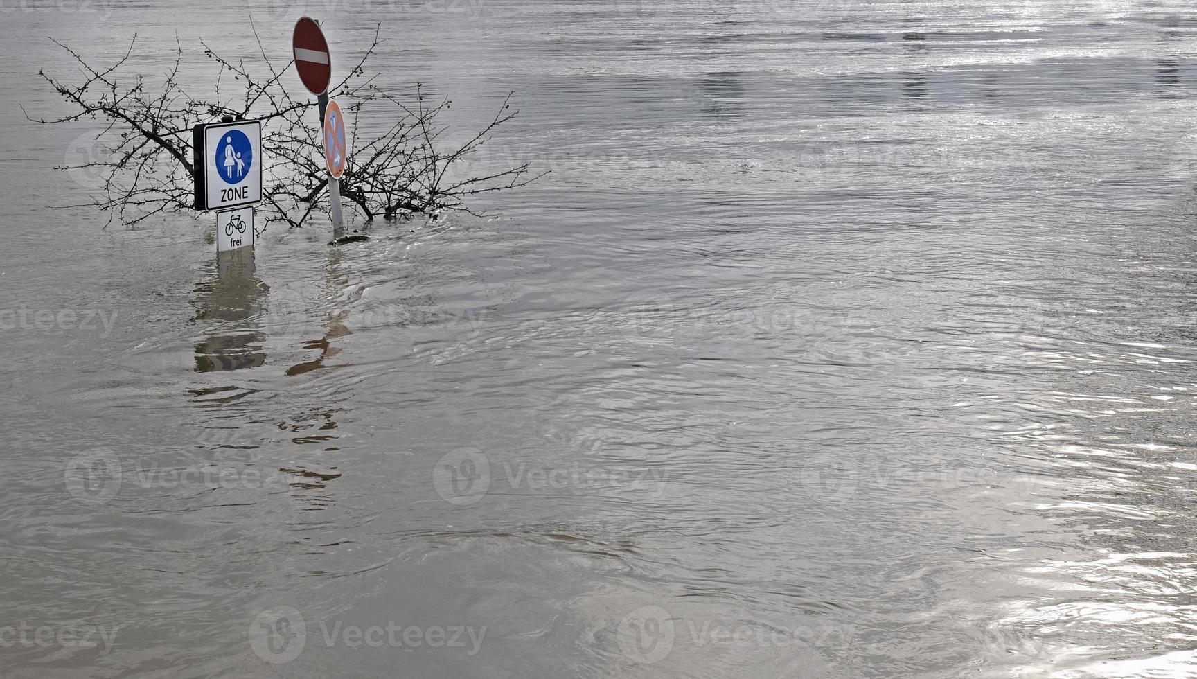 Conditions météorologiques extrêmes - zone piétonne inondée à Cologne, Allemagne photo