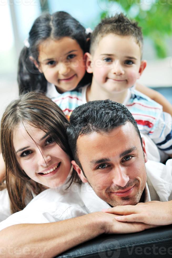 jeune famille à la maison photo