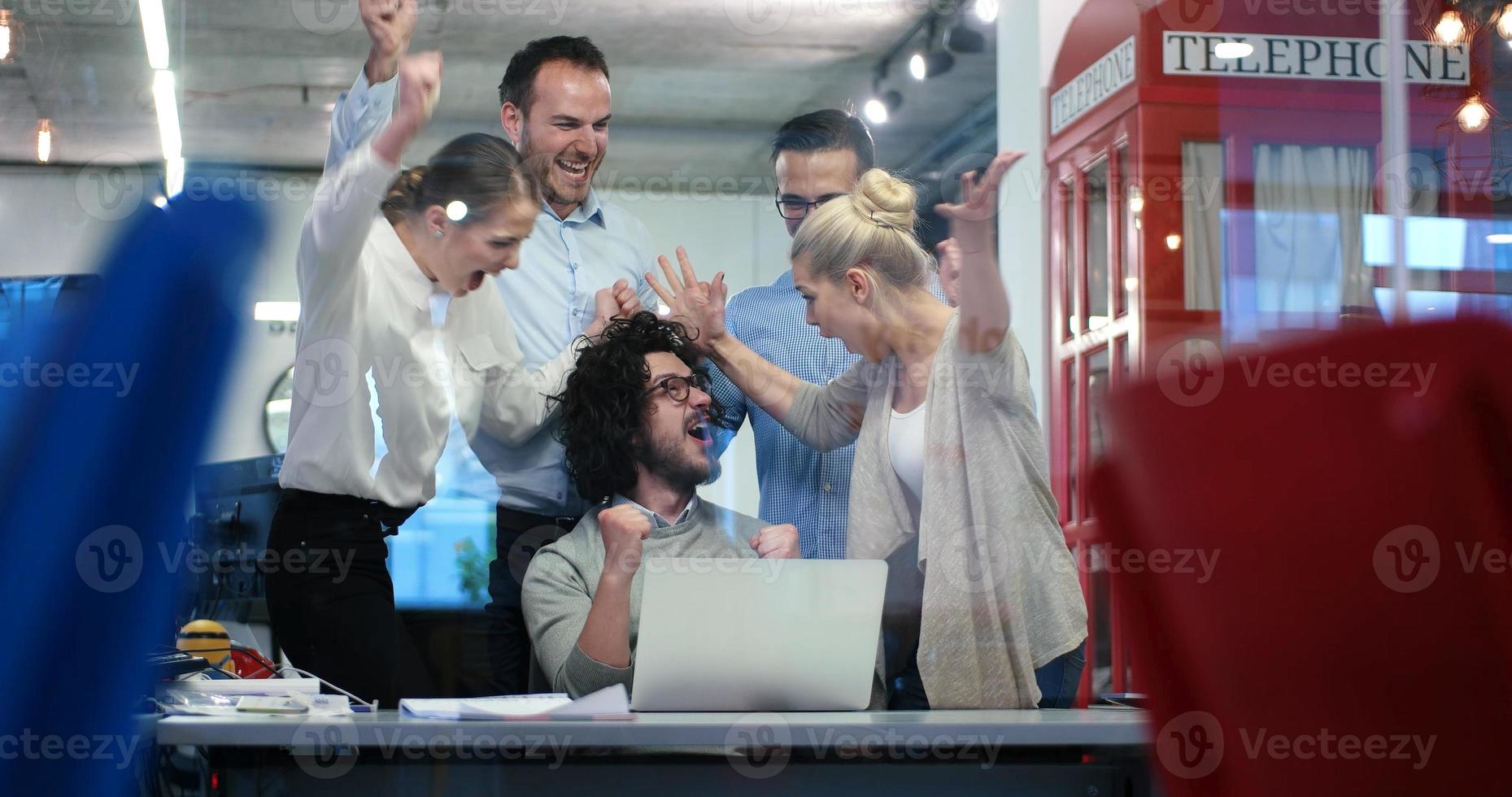 équipe commerciale de démarrage lors d'une réunion dans un immeuble de bureaux moderne photo