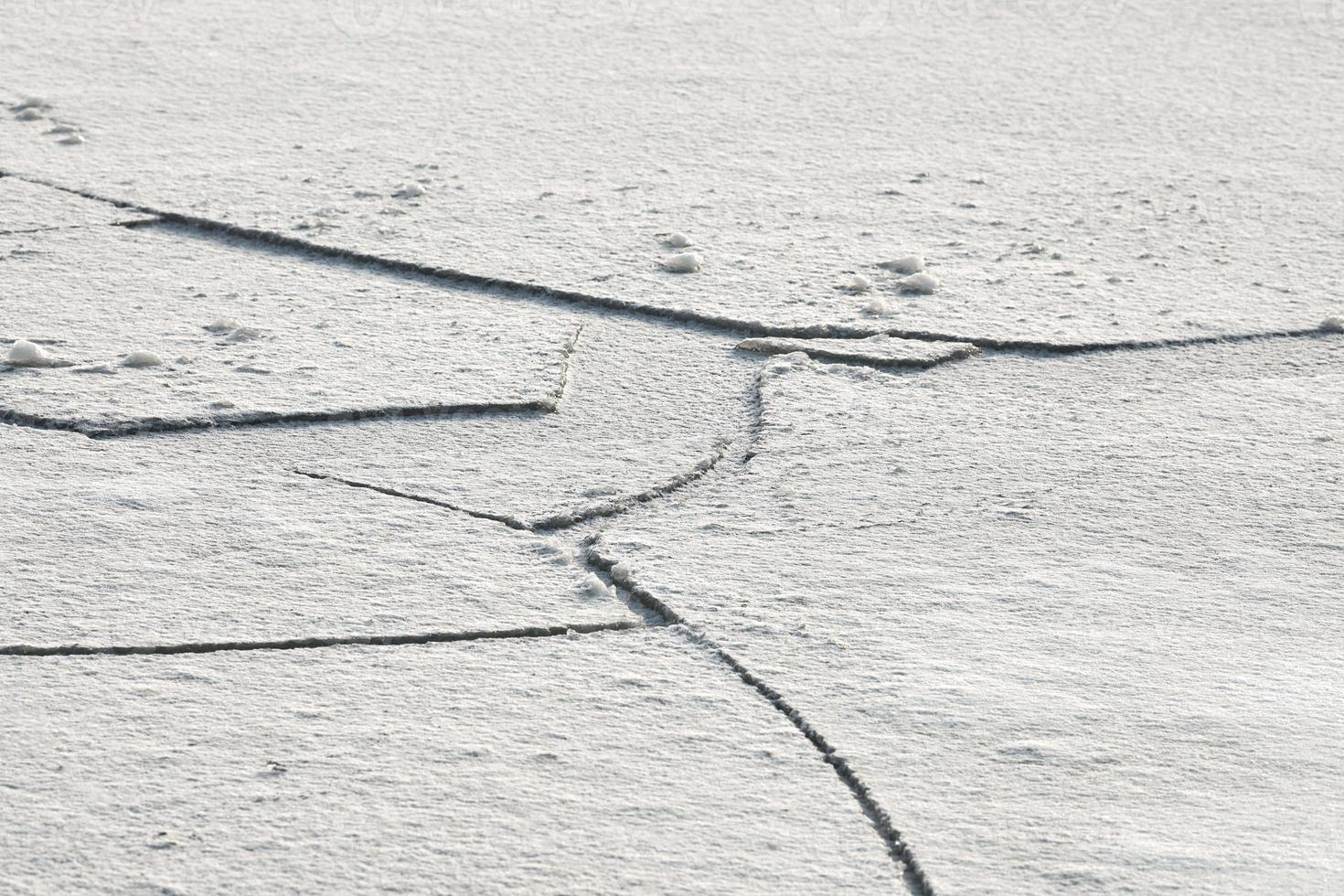 glace fissurée du lac gelé, fond de texture de glace photo