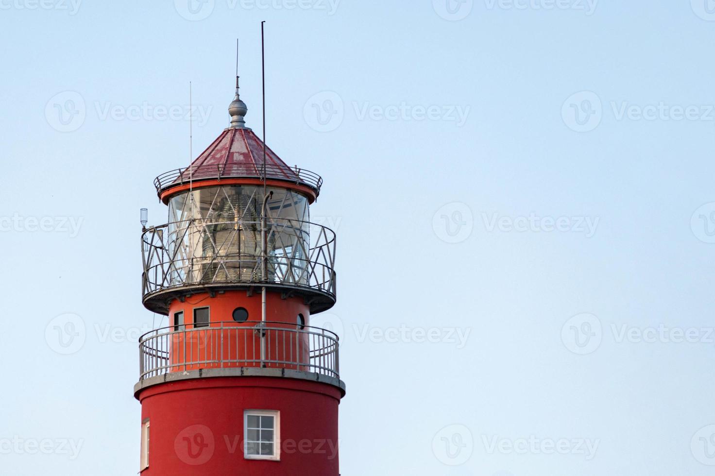 phare dans le port maritime. belle balise baltiysk russe. paysage ciel bleu, copiez l'espace. photo