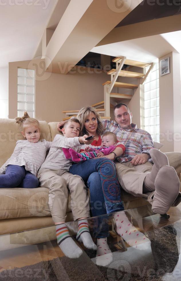 heureuse jeune famille à la maison photo