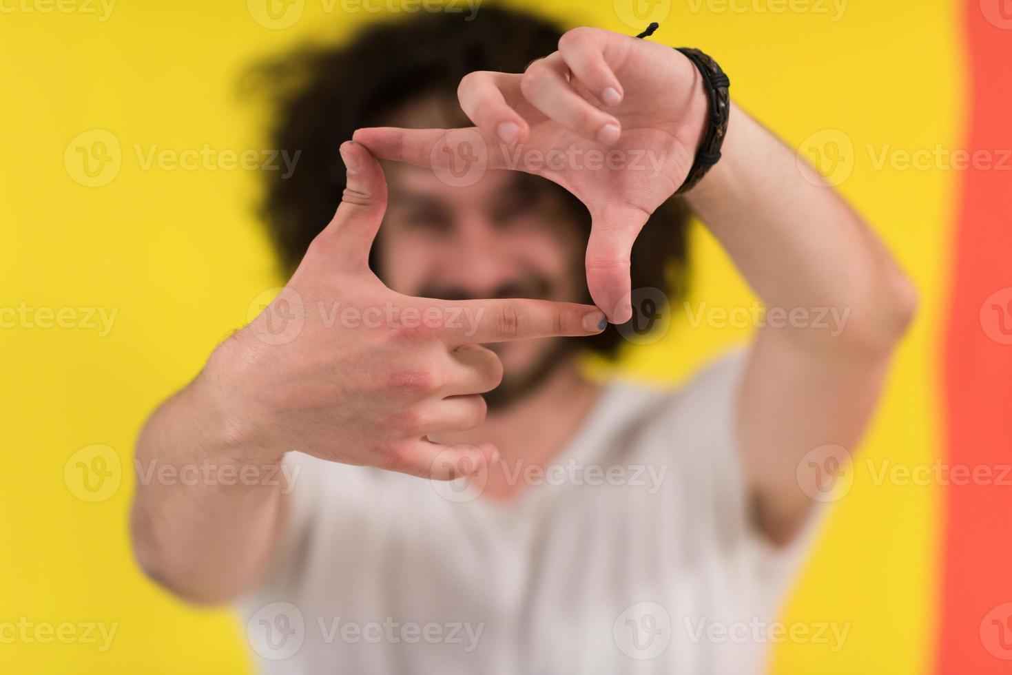 jeune homme avec des cheveux drôles sur un fond de couleur photo