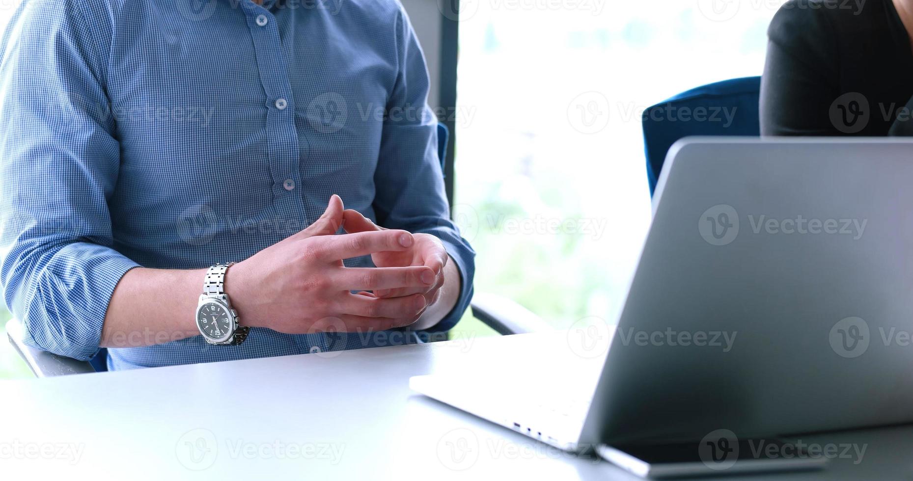 jeune homme d'affaires au bureau de démarrage photo