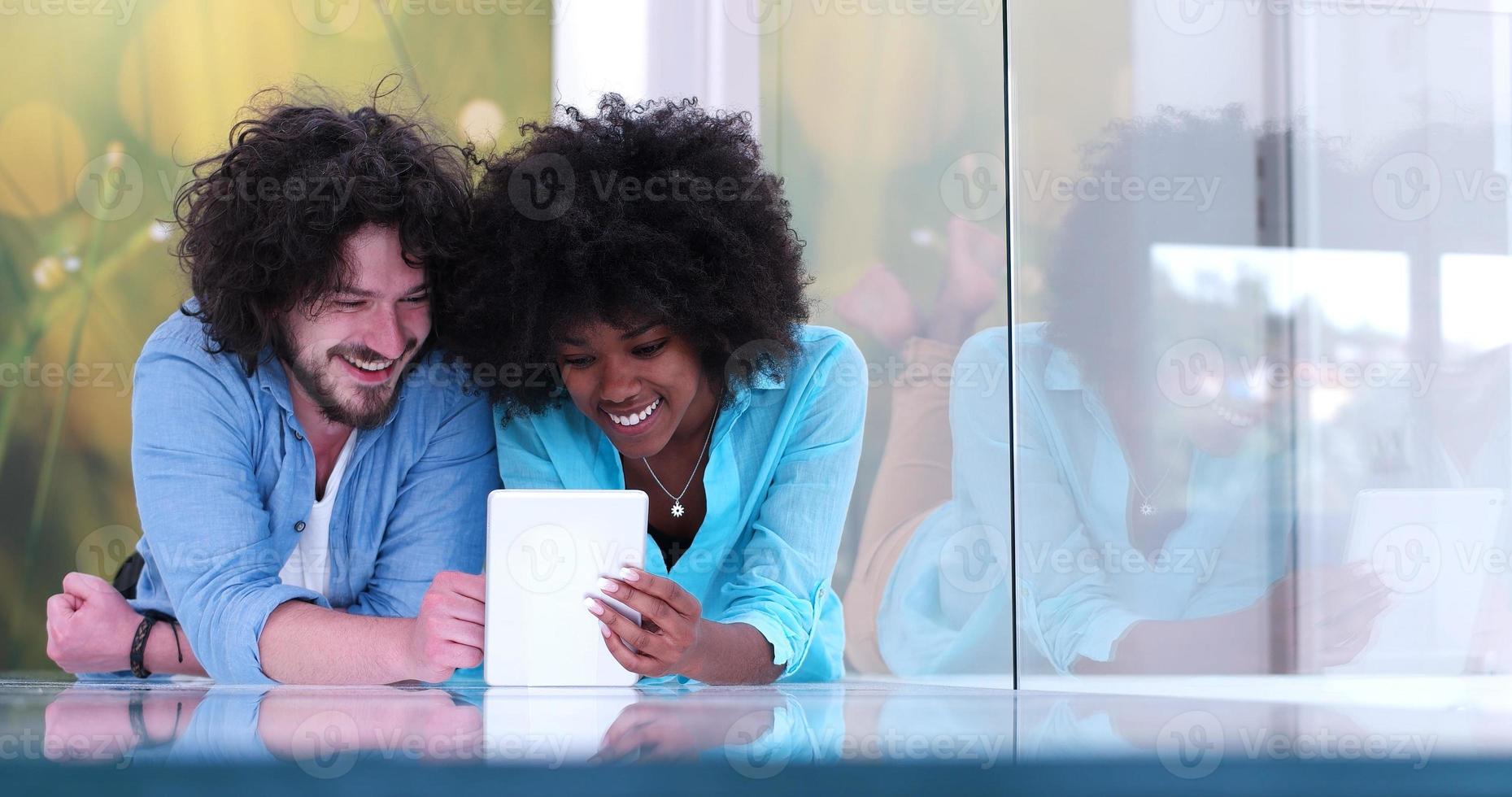 couple se détendant ensemble à la maison avec une tablette photo