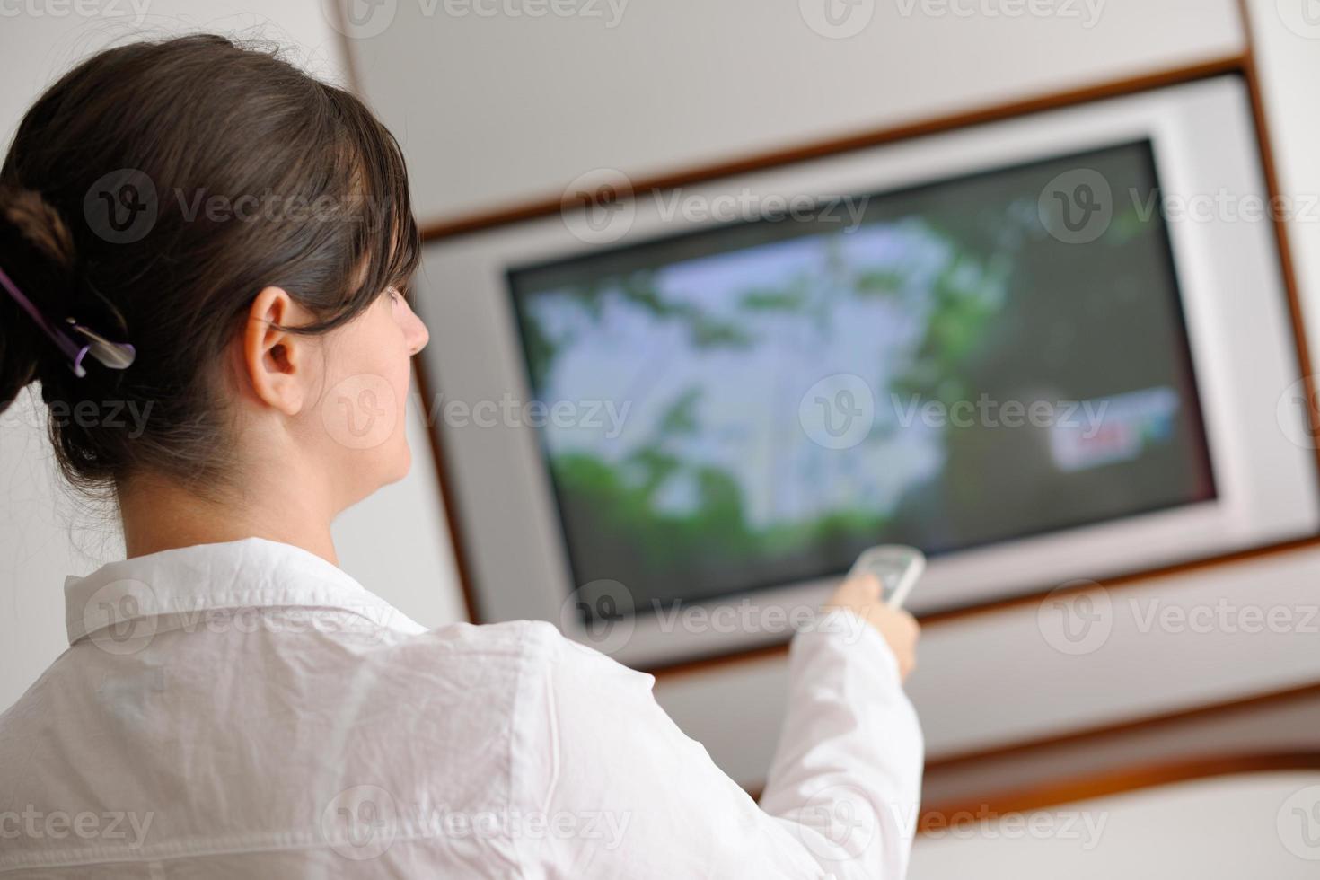 heureuse jeune femme se détendre à la maison sur un canapé photo