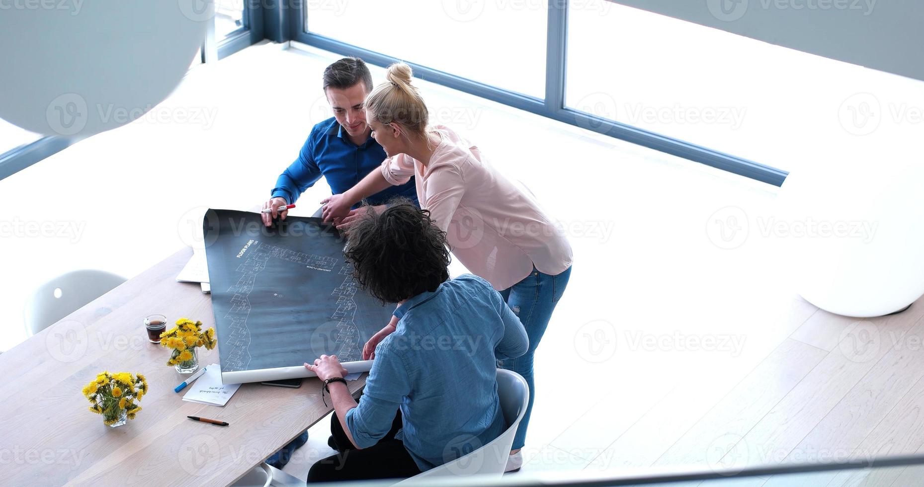 équipe commerciale de démarrage lors d'une réunion dans un immeuble de bureaux moderne photo