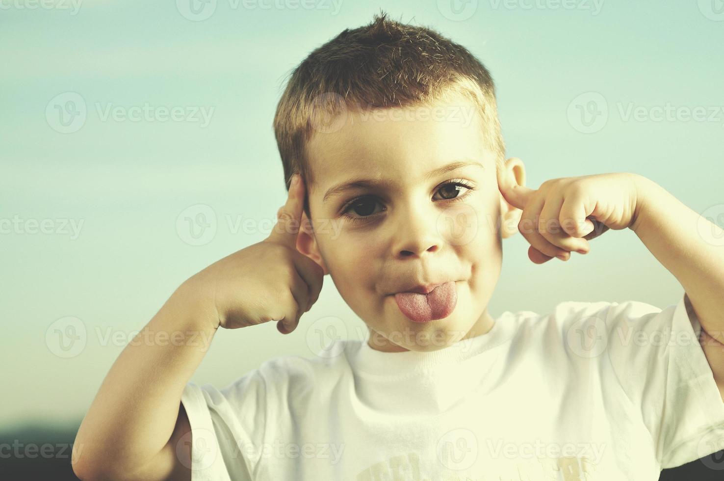 enfant profitant de l'extérieur photo