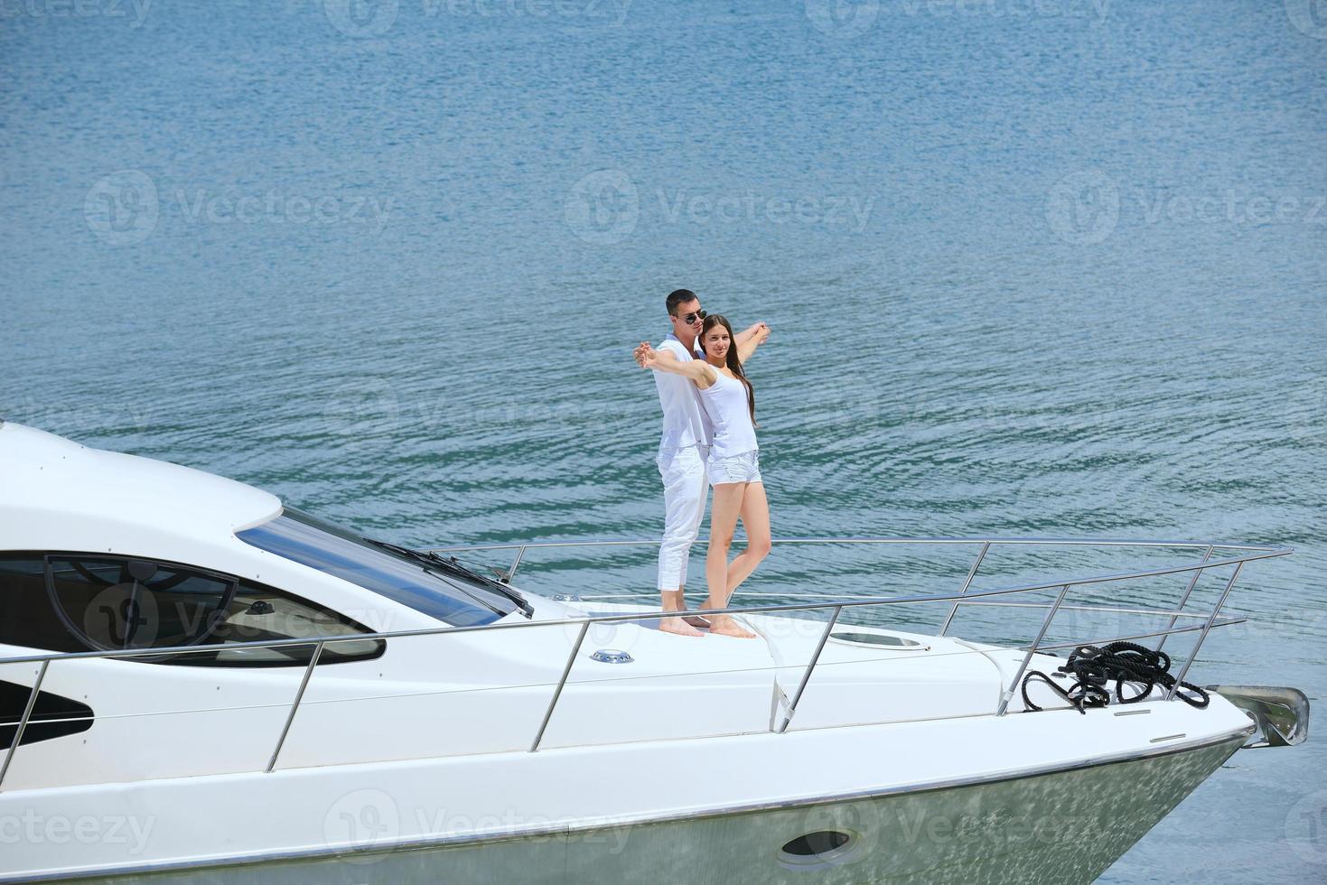 jeune couple sur yacht photo