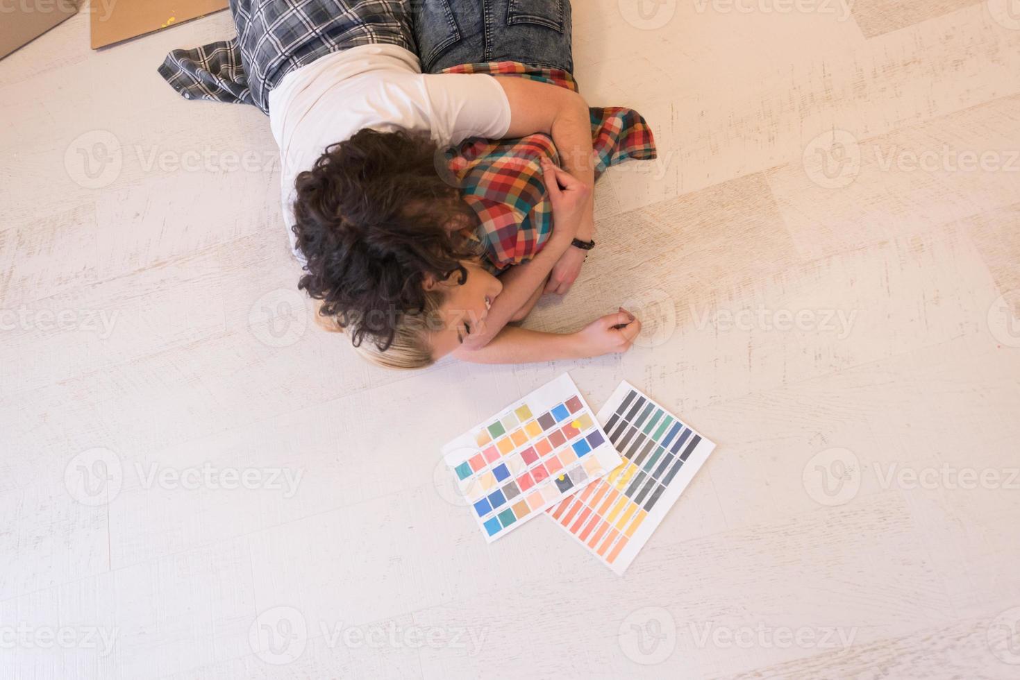 heureux jeune couple se détendre après la peinture photo