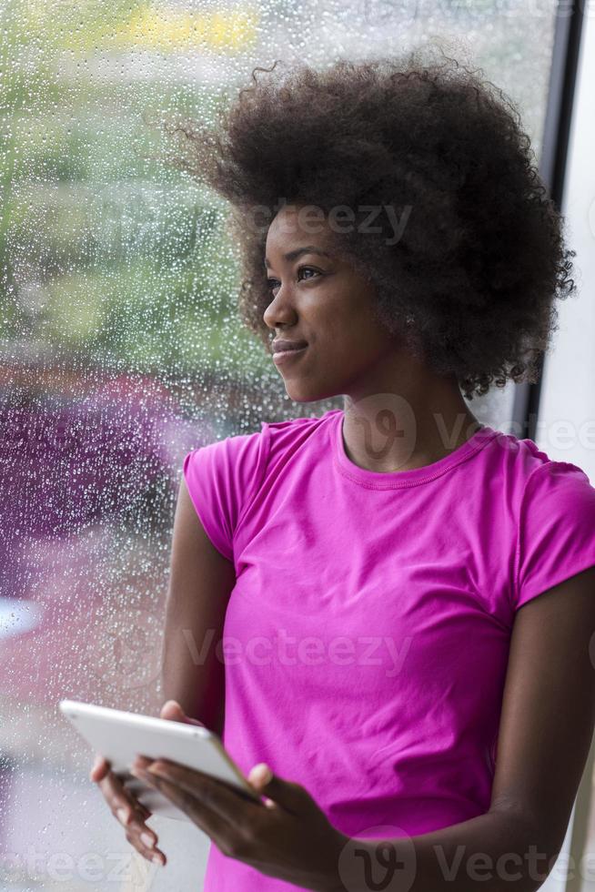 femme afro-américaine à l'aide d'une tablette photo