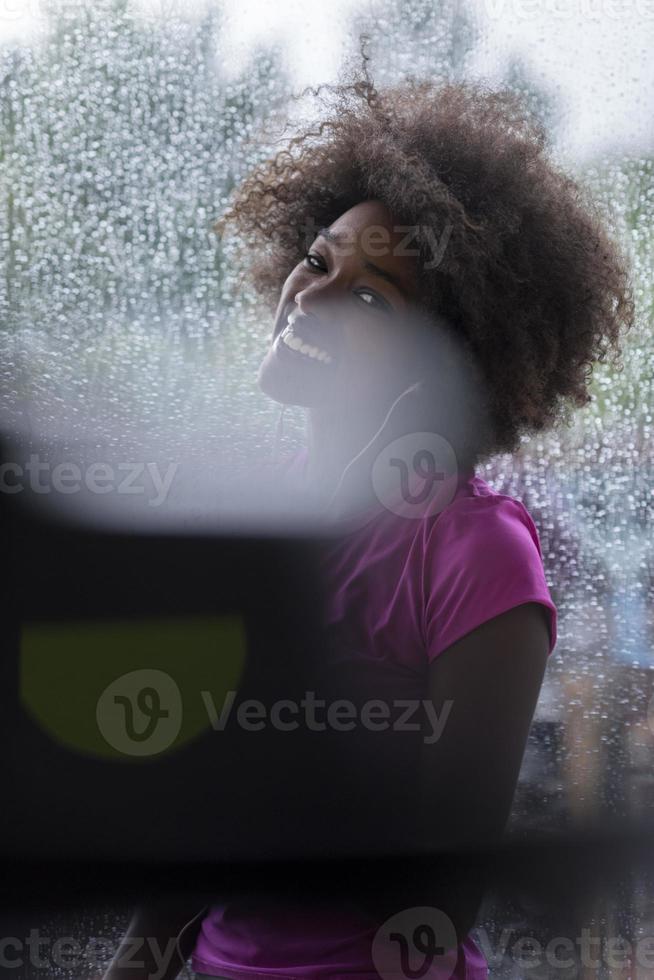 portrait de jeune femme afro-américaine dans la salle de gym photo