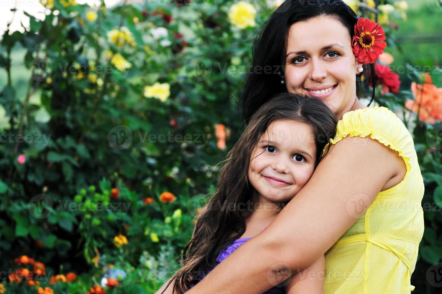 heureuse maman et fille en plein air photo