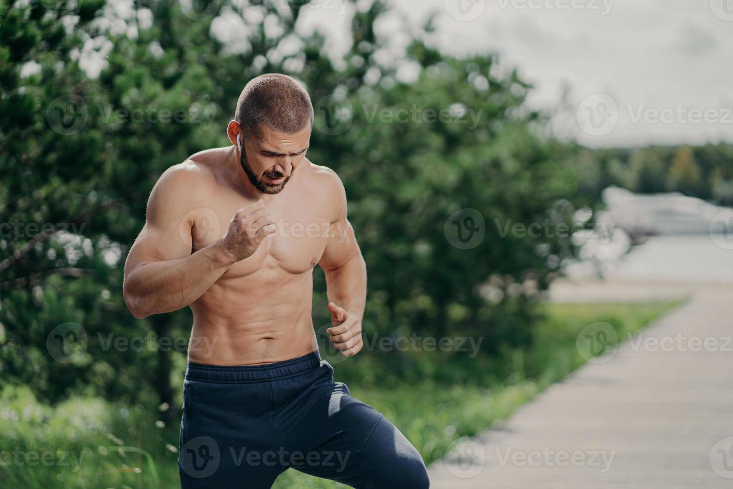Homme Musclé Et Barbu Moustachu Faisant Des Exercices Avec Des Haltères à  L'extérieur. Concept De Musculation Et De Sports De Plein Air