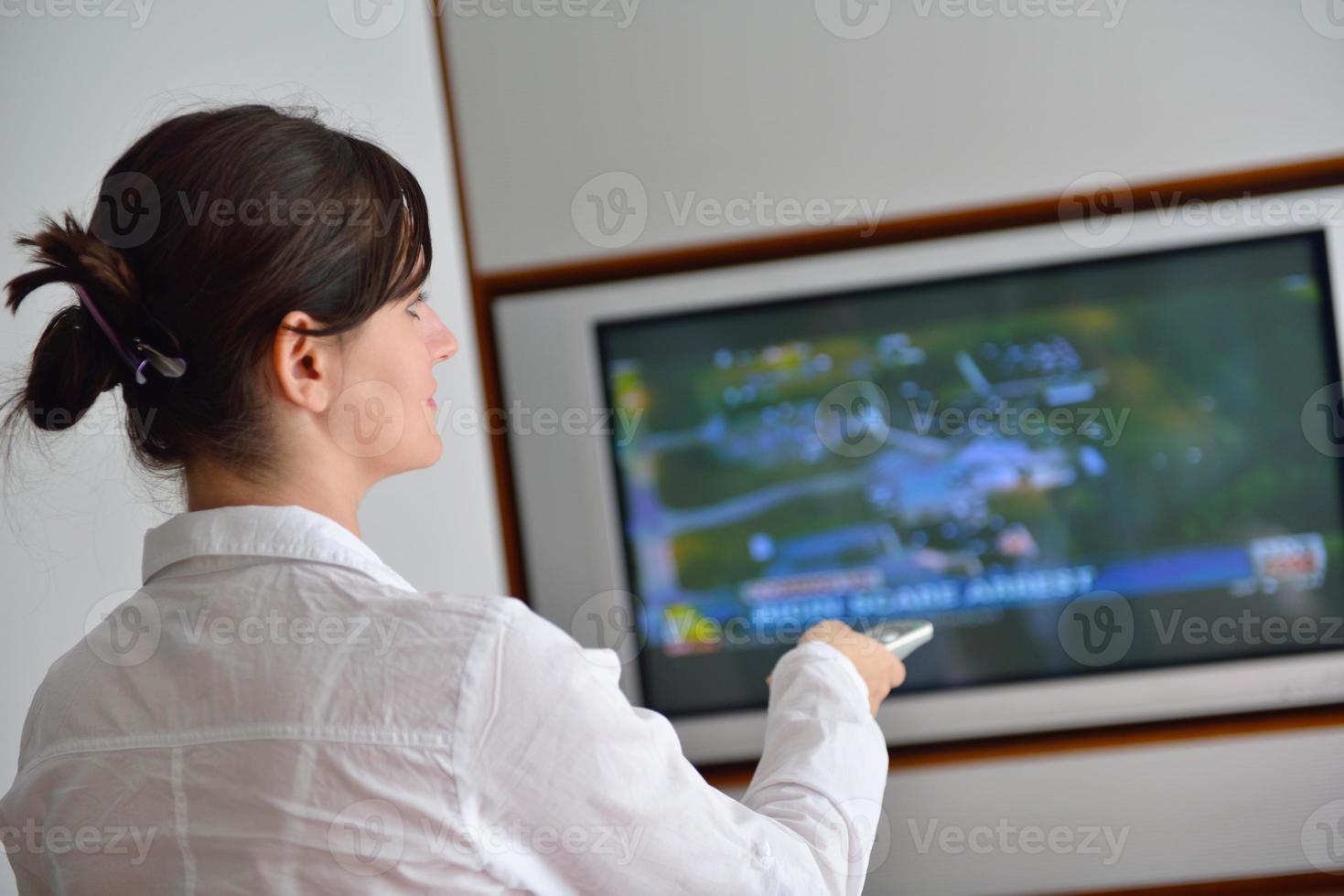 heureuse jeune femme se détendre à la maison sur un canapé photo