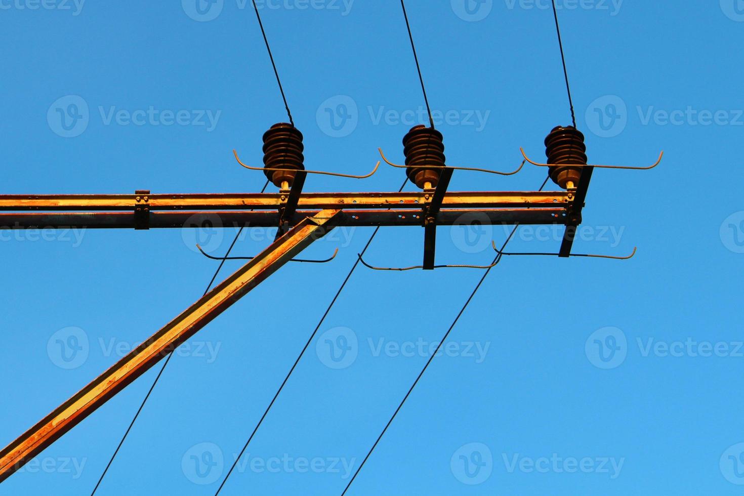 fils électriques transportant du courant à haute tension. photo