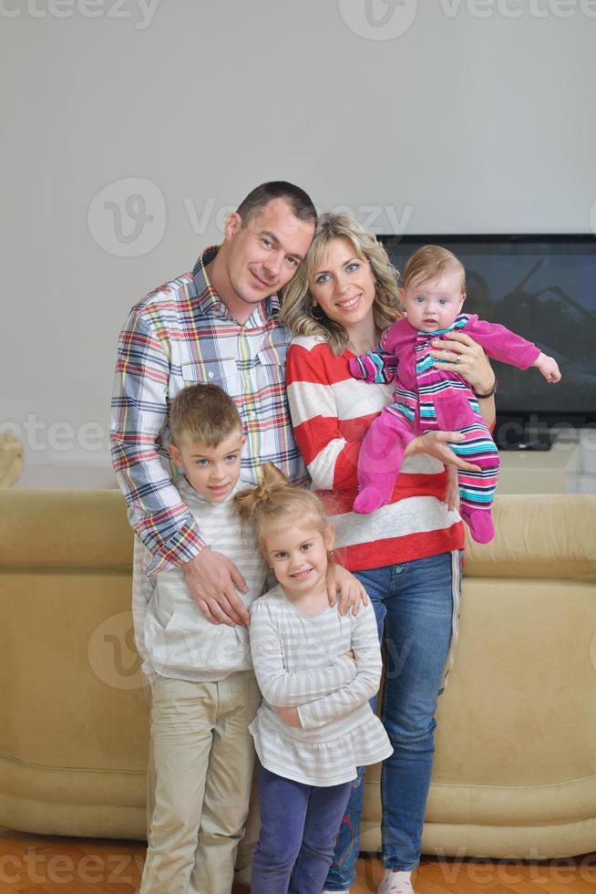 heureuse jeune famille à la maison photo