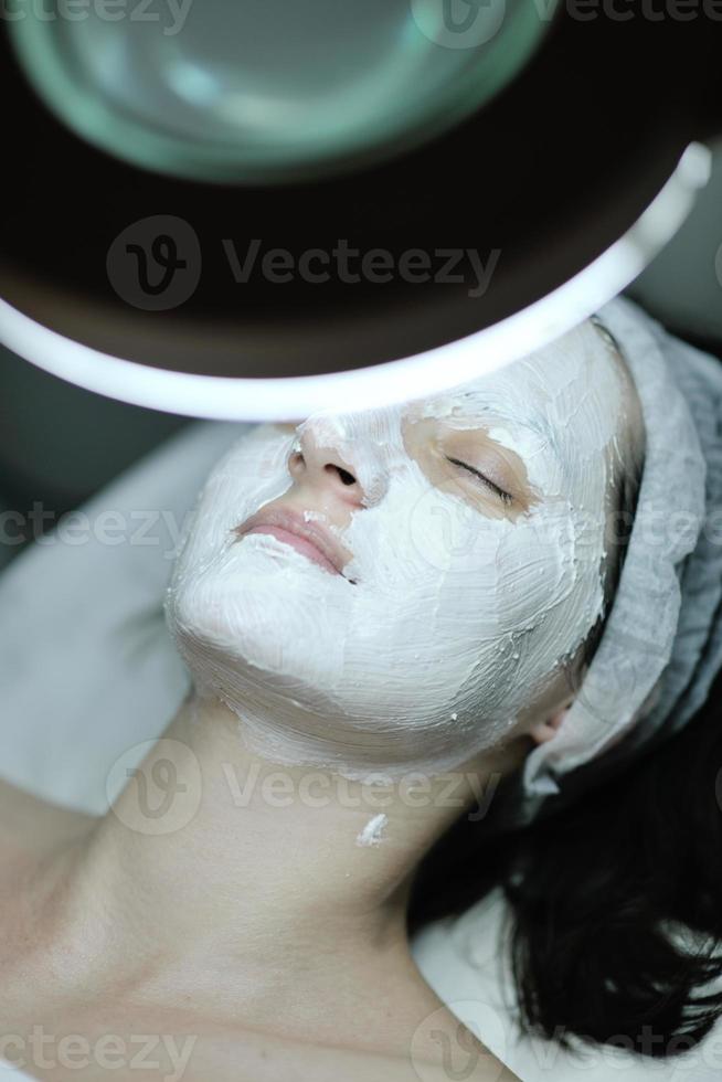 femme avec masque facial en studio cosmétique photo