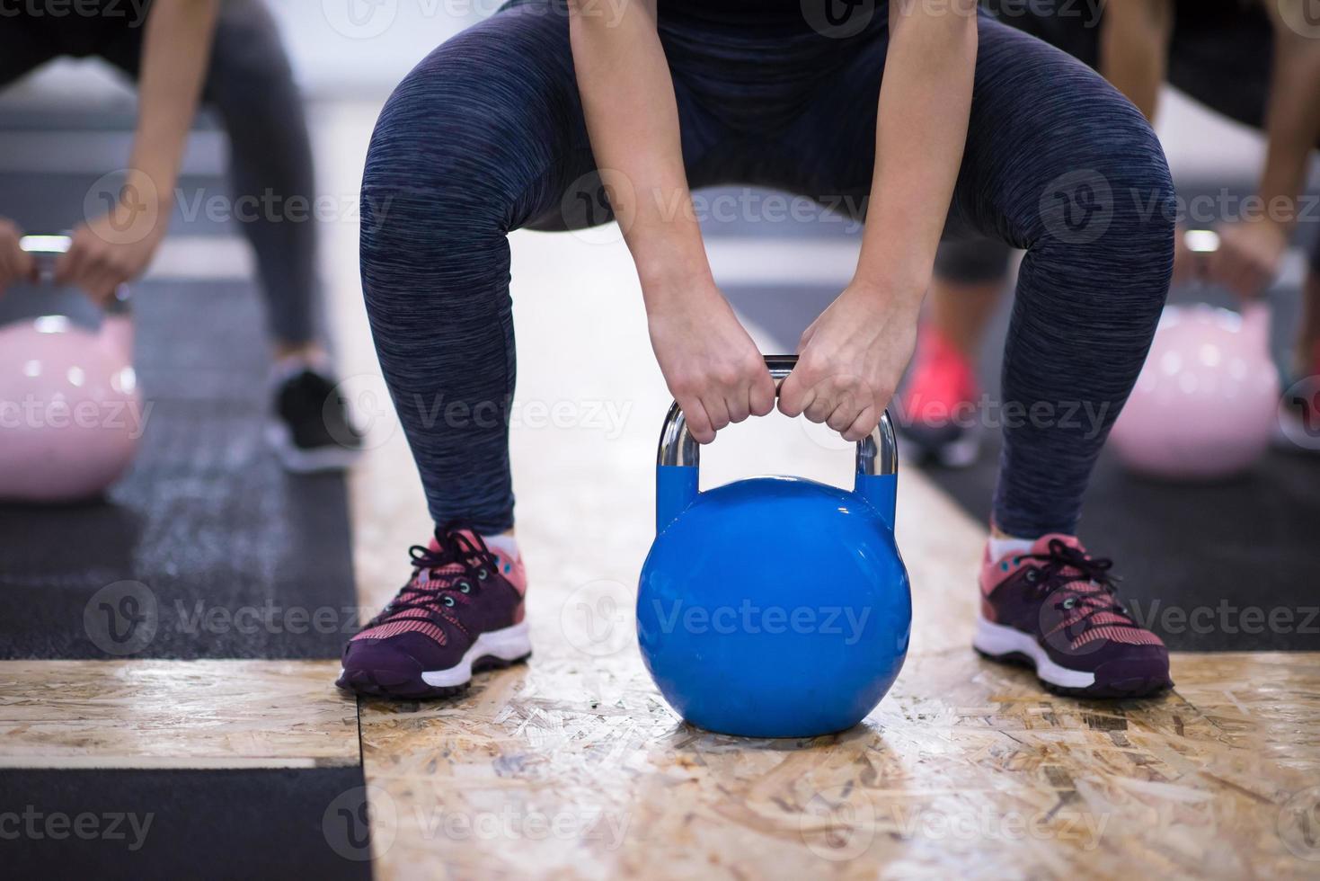 athlètes faisant des exercices avec des kettlebells photo