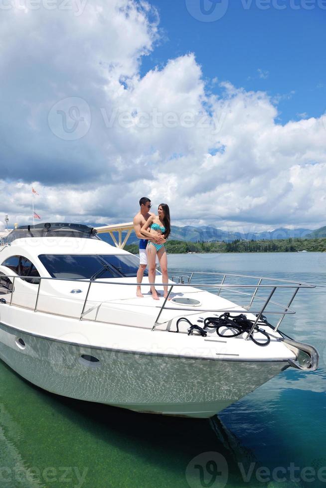 jeune couple sur yacht photo