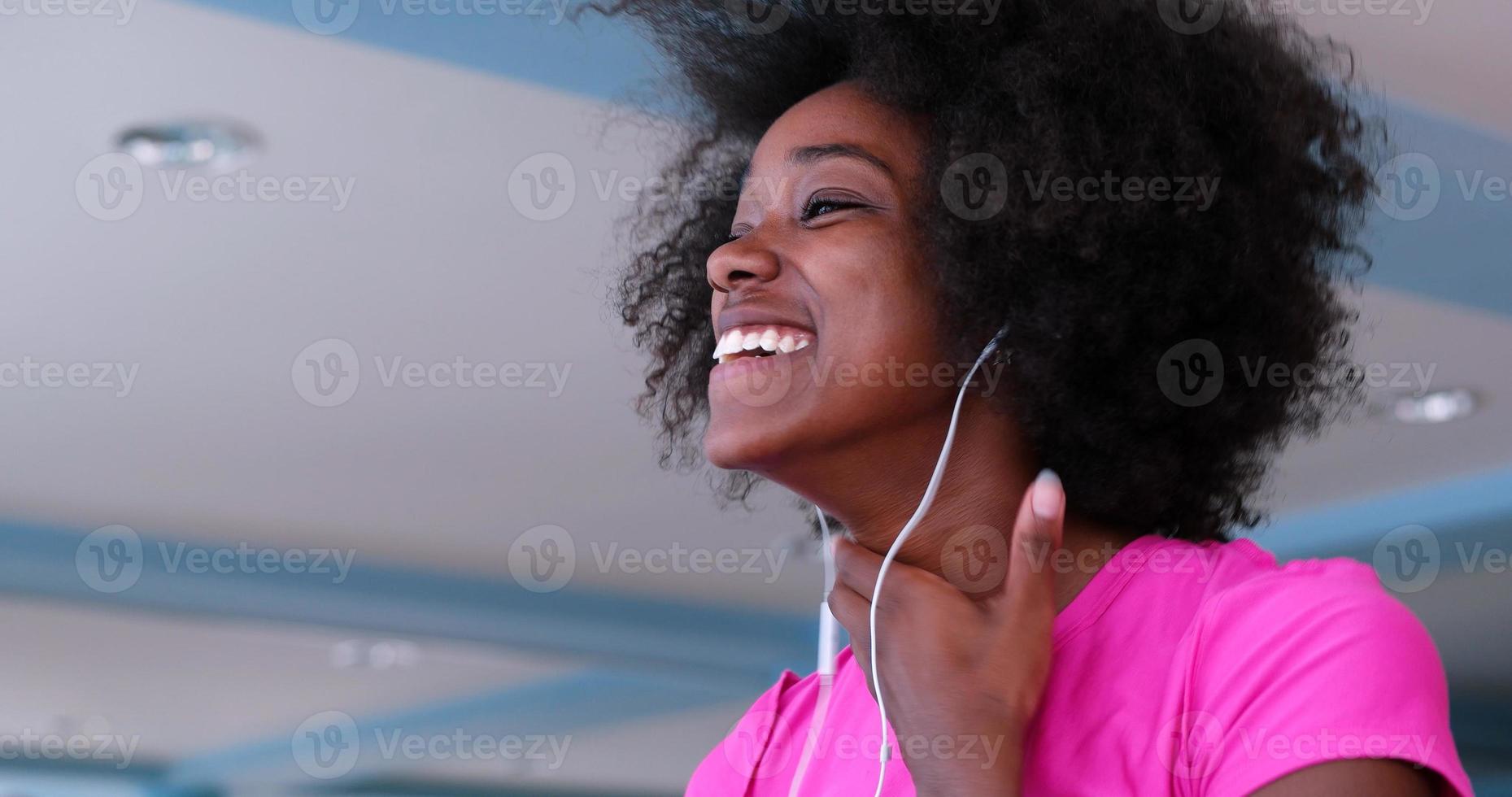 portrait de jeune femme noire en salle de sport photo