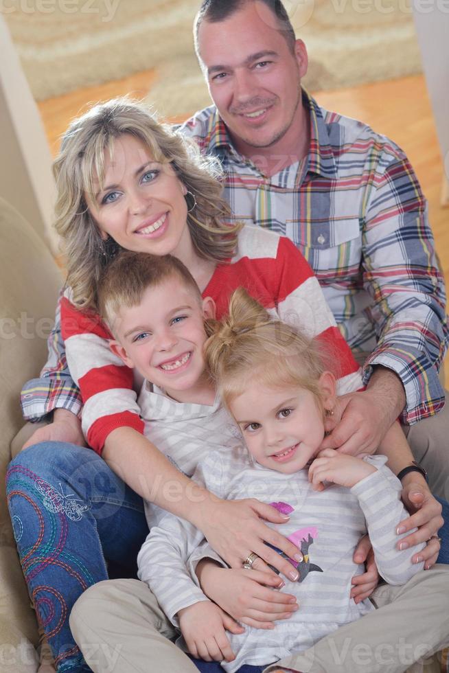 heureuse jeune famille à la maison photo