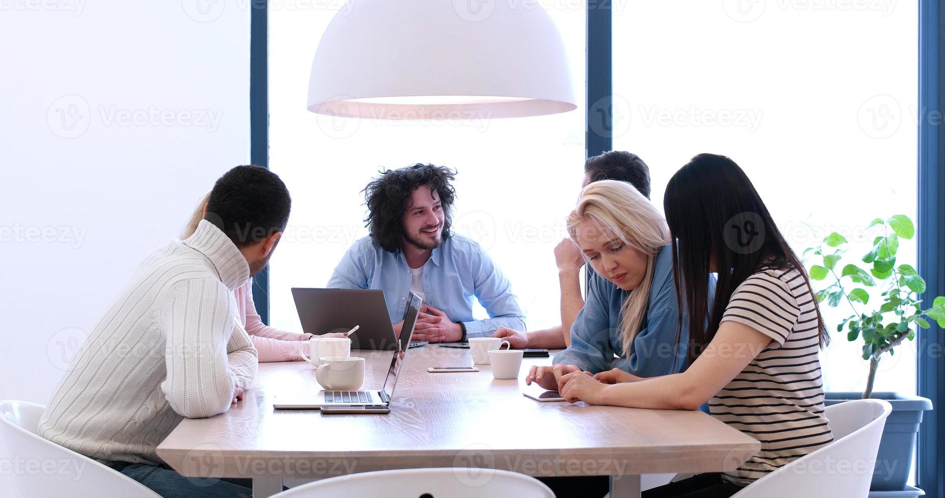 équipe commerciale lors d'une réunion dans un immeuble de bureaux moderne photo