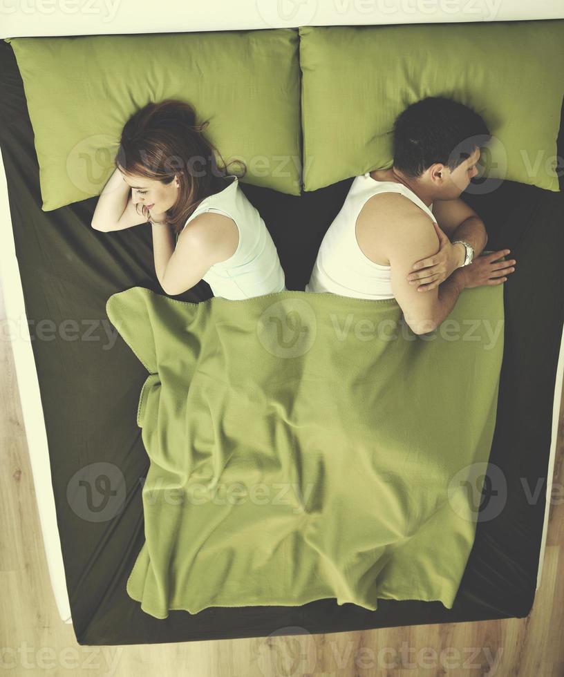 jeune couple au lit photo