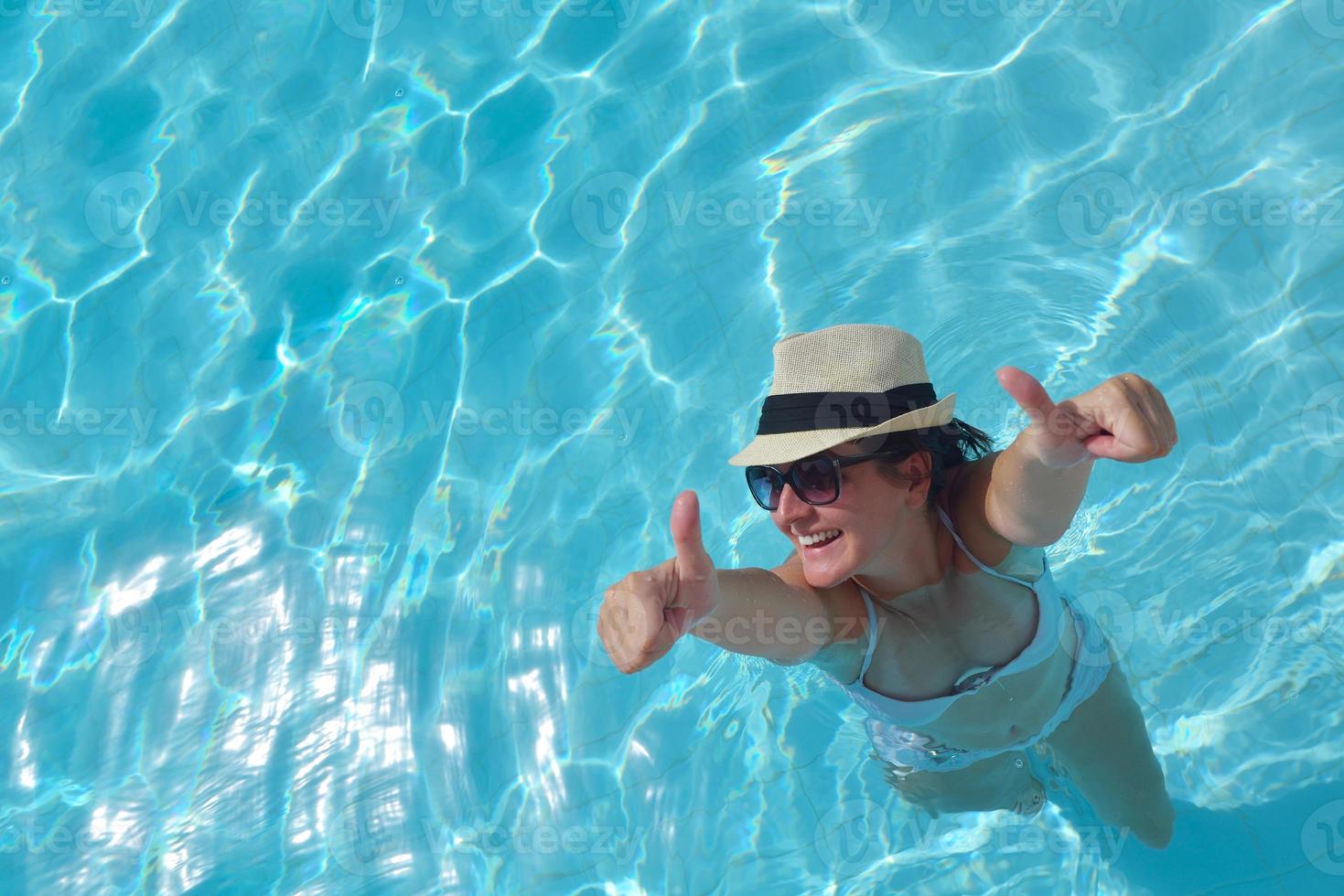 femme heureuse dans la piscine photo